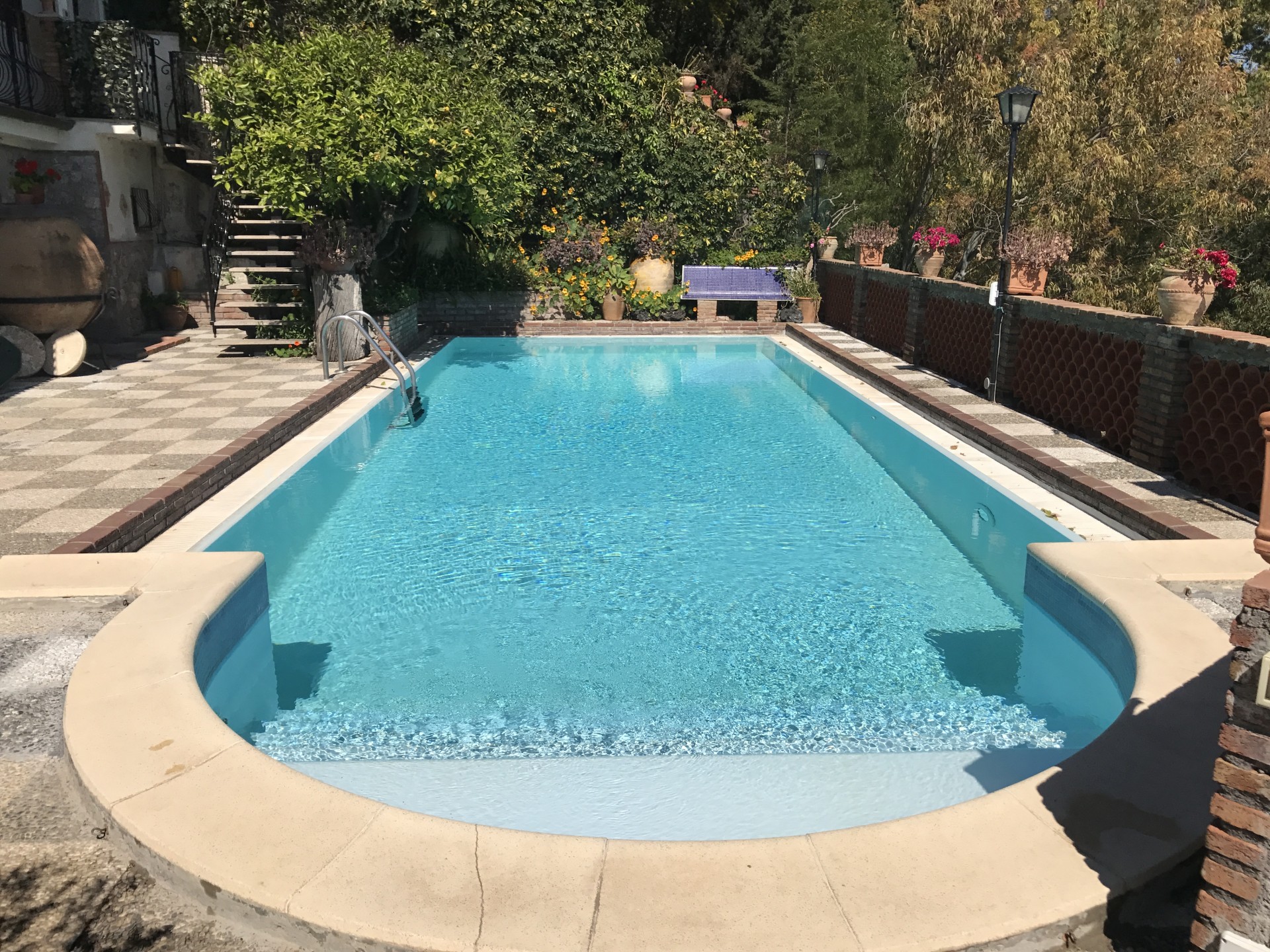 Airbnb事例 イタリア タオルミーナのプールが付いた眺望良しのリゾート地型リスティング Casa