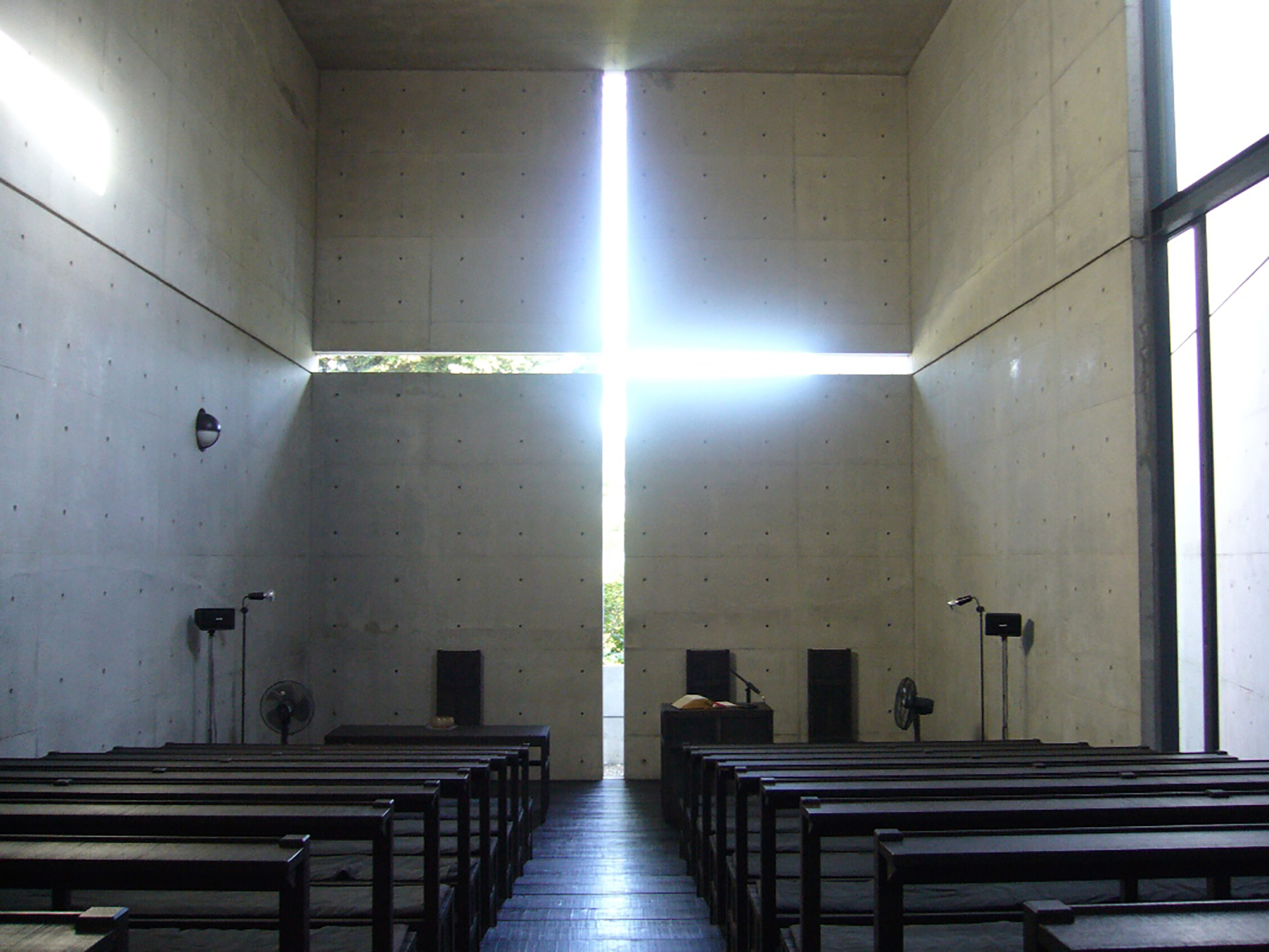 スリットから差し込む十字の光。ストイックな宗教建築に世界が絶賛！光を称える安藤忠雄の名作「光の教会」 - #casa