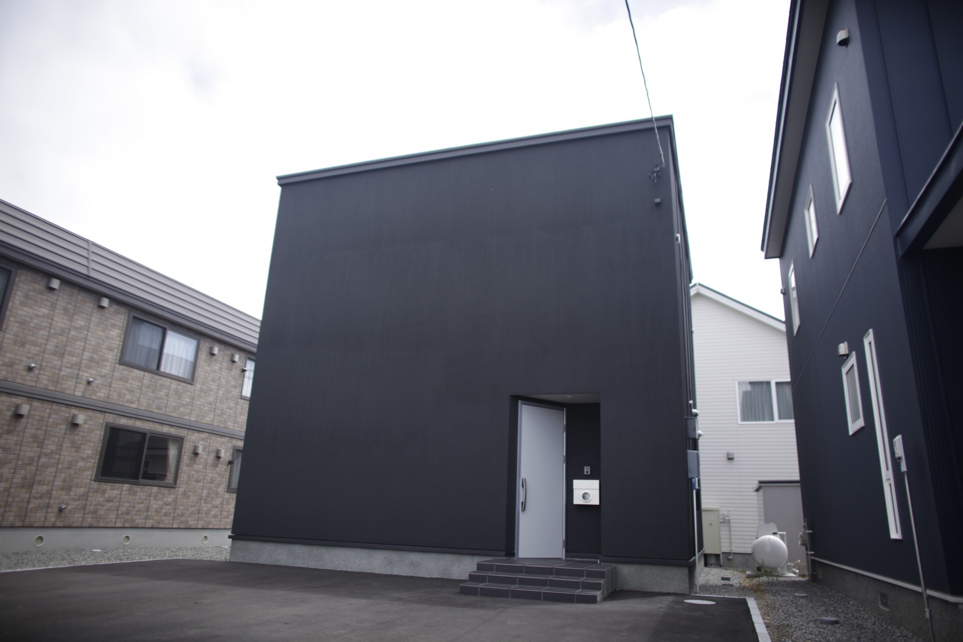 スリット窓だけの究極にシンプルな外観 プライバシーを守る四角い家 Casa Cube カーサ キューブ Casa