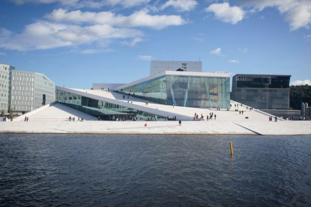 氷山の上を歩き回れるようなノルウェー最大の文化施設「オスロ・オペラハウス」とは!?