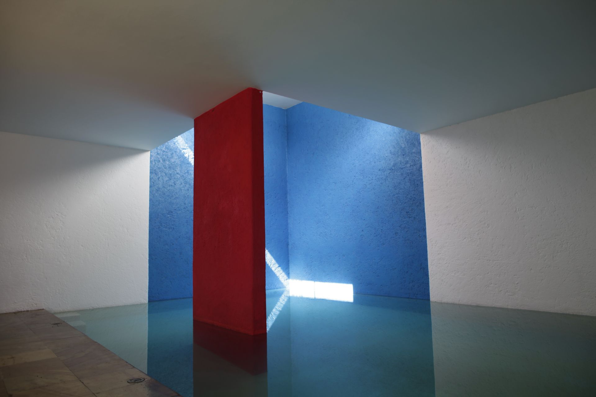 光と彩りを操るフォトジェニックな建築 メキシコの巨匠ルイス バラカンによる ヒラルディ邸 Casa