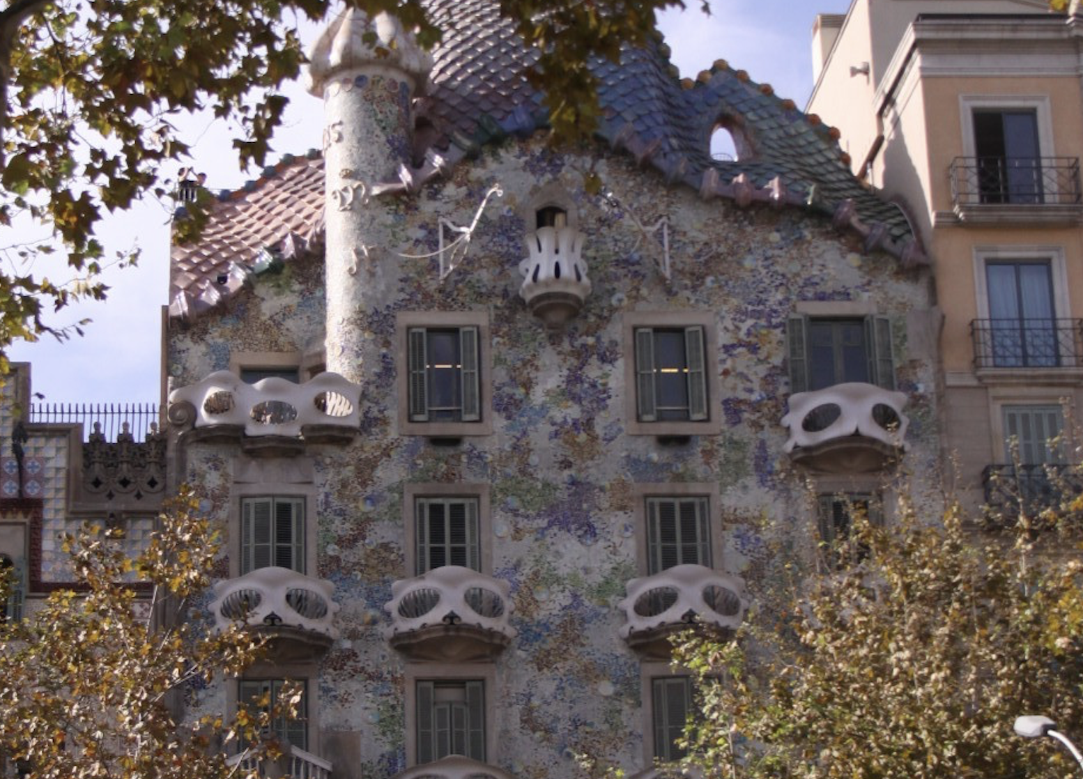 アントニ ガウディによる傑作住宅 曲線とタイルやステンドグラスの装飾が特徴の カサ バトリョ Casa