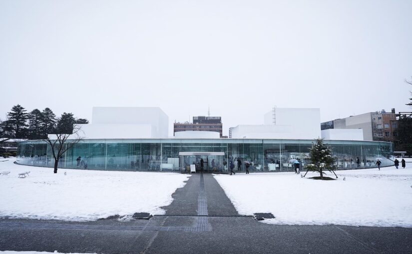 SANAAによる画期的で金沢の街に開かれる公園のような美術館「金沢21世紀美術館」