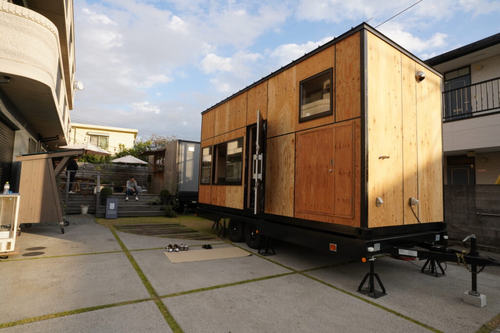 cabane en bois habitable toiture-tôle-ondulée-en-A-terrasse-couverte