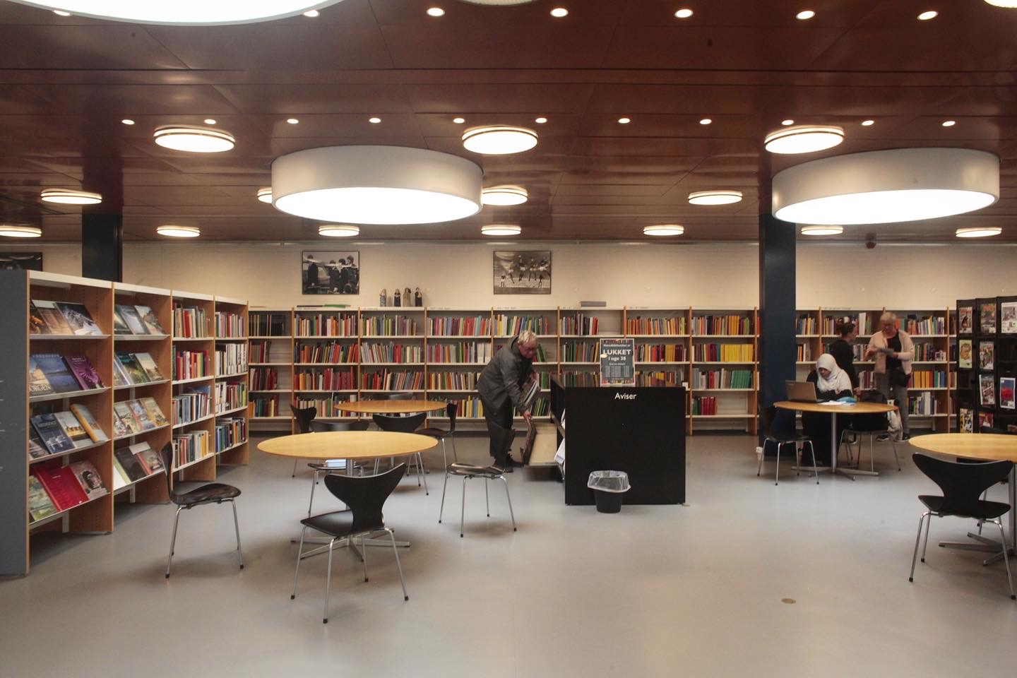 アルネ ヤコブセンワールド全開の デンマーク ルードブレ市立図書館 と ルードブレ市庁舎 Casa