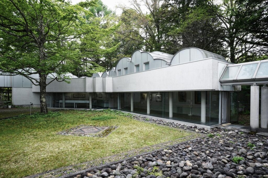 建築家・原広司が手掛けた、軽井沢の自然と融合した洋画家・田崎廣助の美術館「田崎美術館」 - #casa