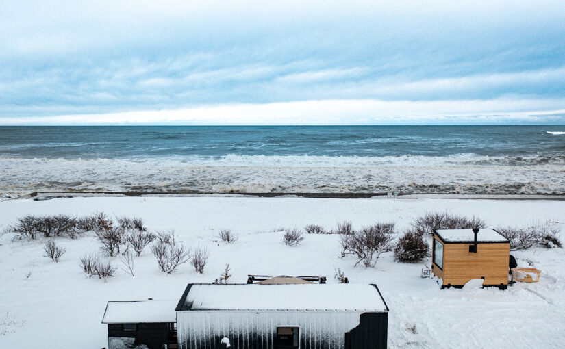 美しい雪景色と大海原の絶景を望む！サウナ＆露天風呂で「ととのう」トレーラーハウスステイ！