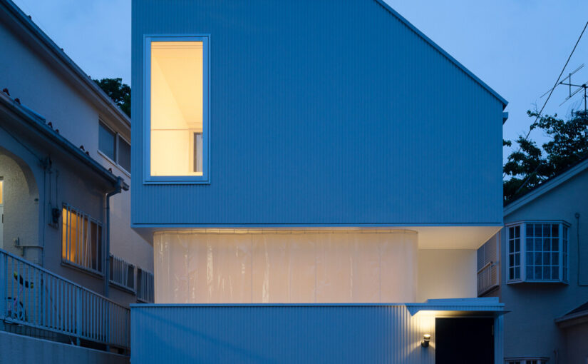 建築家・遠藤克彦による白い空間に柔らかく拡がる光が心地よい都市型住宅「横浜篠原町の家」