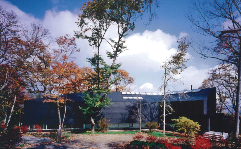建築家・遠藤克彦による屏風型の形状によって生まれる視界と動線がユニークな別荘「軽井沢千ヶ滝の家」