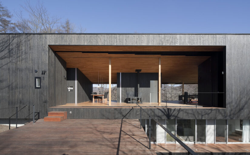 建築家・遠藤克彦による尾根に建つウィークエンドハウス「軽井沢鶴溜の家」