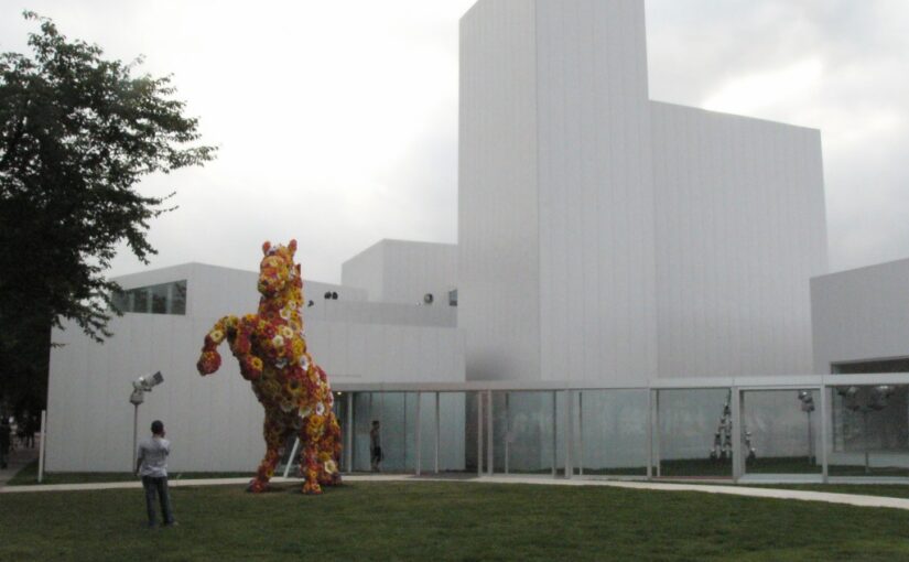 アートと街が交ざり合う、建築家・西沢立衛による街に開かれた美術館「十和田市現代美術館」