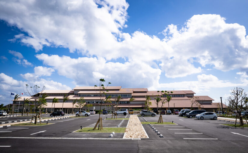 世界的建築家・隈研吾が手がけた沖縄の伝統的な赤瓦を使った「石垣市役所新庁舎」