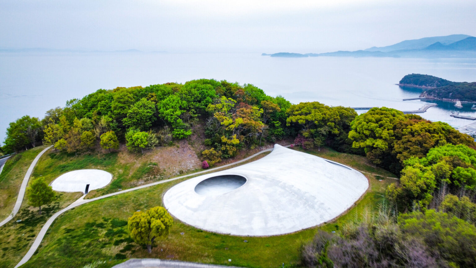 豊島美術館 外観