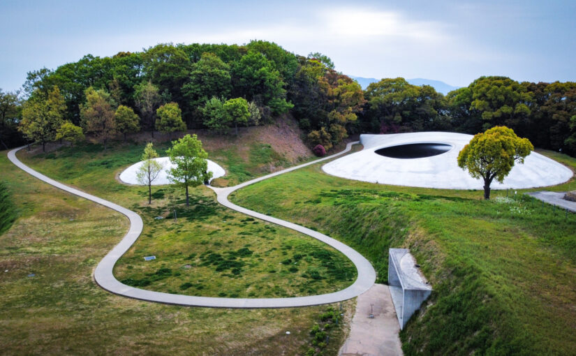 アーティスト・内藤礼と建築家・西沢立衛による「豊島美術館」はアートと建築、自然が一体となった建築。