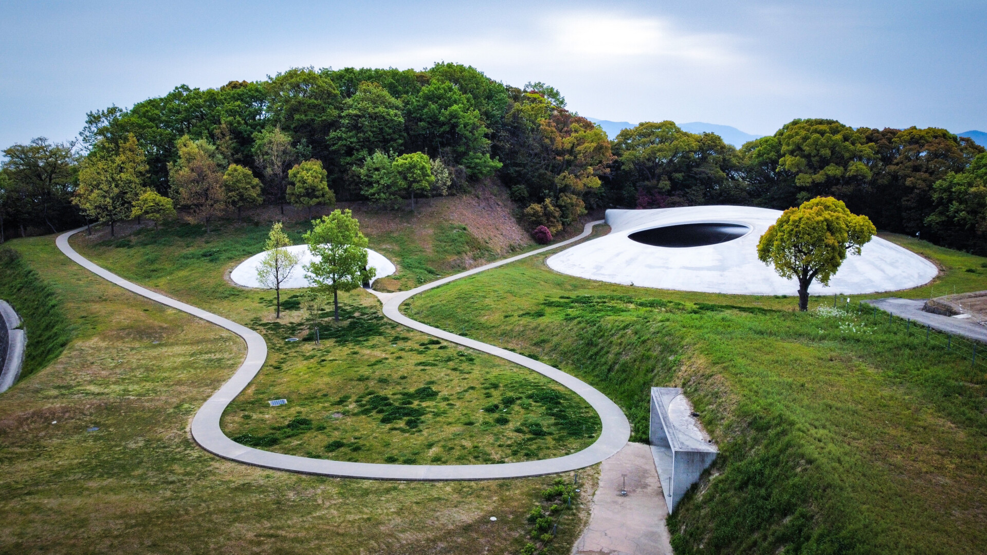 アーティスト・内藤礼と建築家・西沢立衛による「豊島美術館」はアート