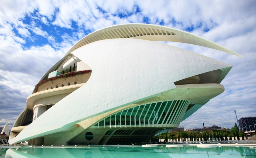 スペイン・バレンシアにある建築家サンティアゴ・カラトラバが手掛けた美しすぎる音楽ホール「ソフィア王妃芸術宮殿」