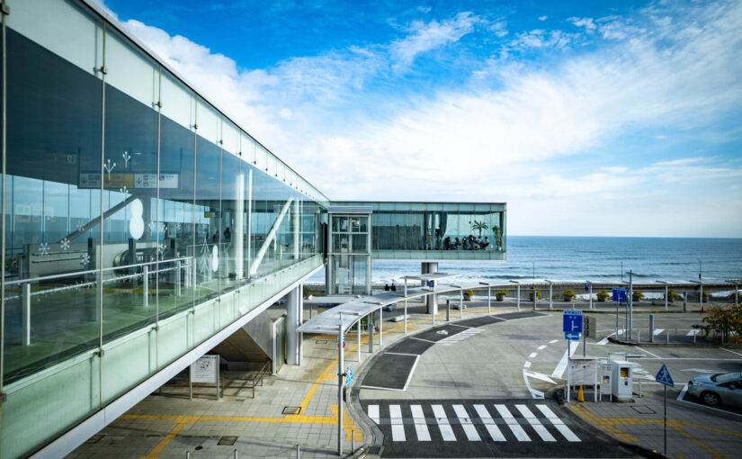 妹島和世がデザイン監修を務めた太平洋を眺める絶景の駅「JR日立駅」が美しい