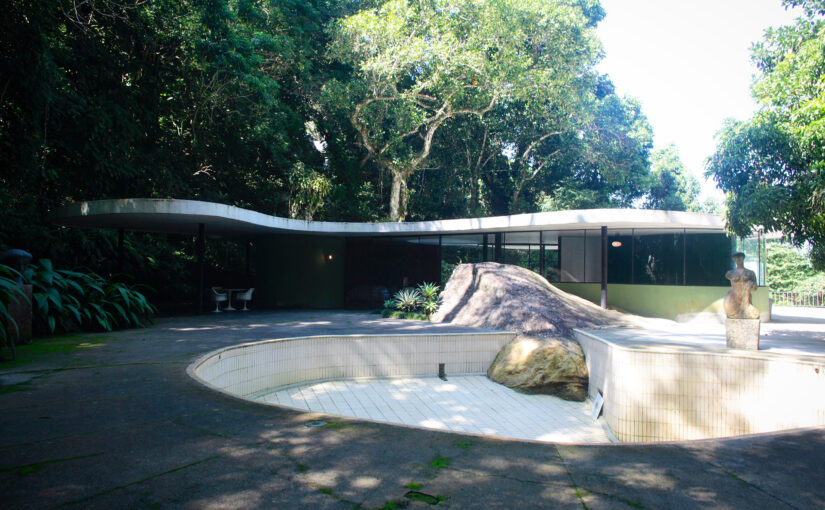 ブラジル・リオデジャネイロ郊外の森の中に静かに佇むオスカー・ニーマイヤーの自邸「カノアスの邸宅」
