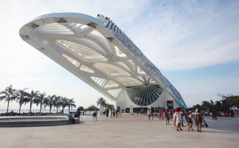 ブラジル・リオデジャネイロにあるサンティアゴ・カラトラバによるダイナミック近代建築「明日の博物館」