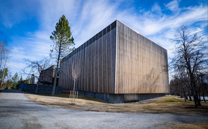 フィンランド・タンペレ近郊の湖畔に佇む美しいファサードが特徴的な「セルラキウス美術館ヨスタ館」