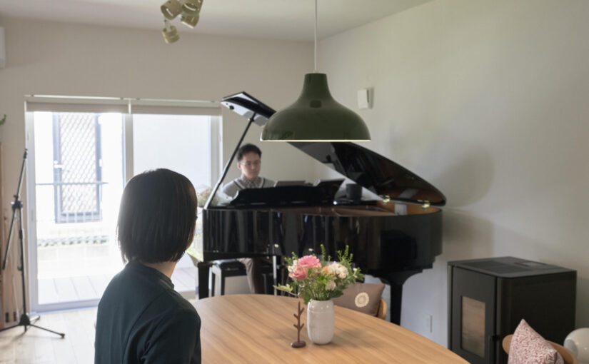 北欧住宅「casa liniere（カーサ・リンネル）」のリビングに置かれたグランドピアノの音色に包まれる。