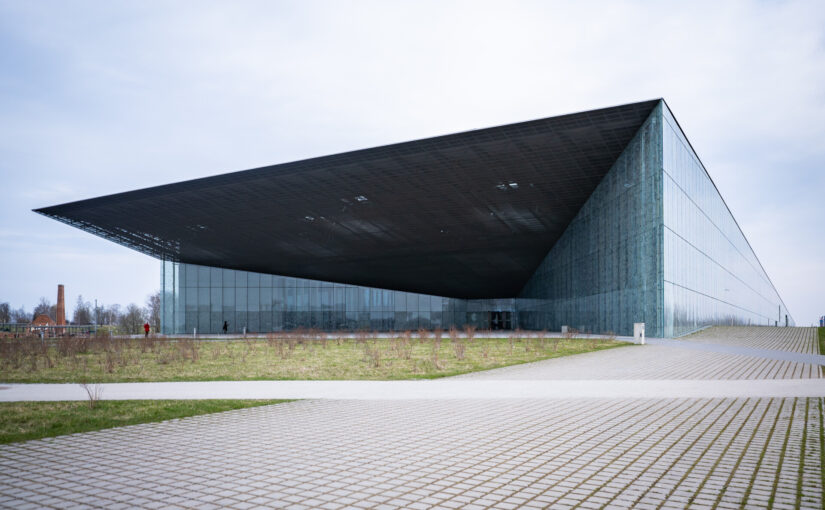 軍用滑走路を取り込んだ、田根剛による場所の記憶を伝える空間「エストニア国立博物館」