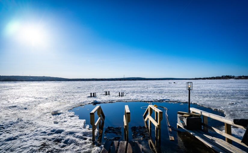 フィンランド・ロヴァニエミのサウナ施設「Roiske」で凍った湖に飛び込むアヴァント！