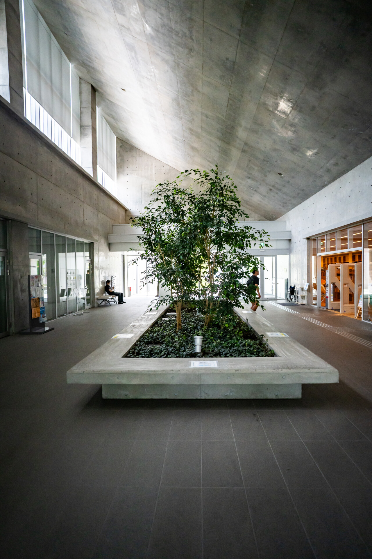 十和田市民図書館