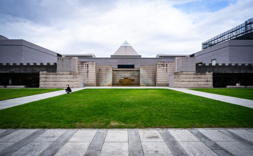 プリツカー賞受賞建築家・磯崎新による「水戸芸術館」は、ポストモダンの時代の代表作！