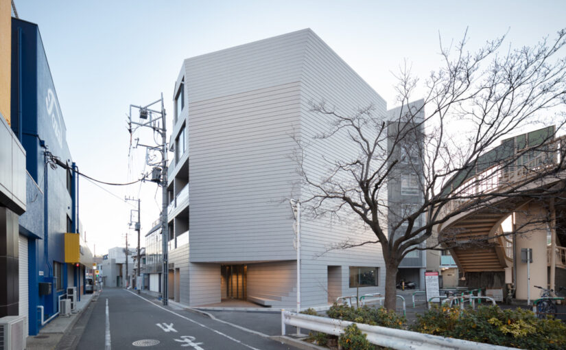 建築家・神谷修平率いるKAMIYA ARCHITECTSによる、都市環境が導いたコンクリート彫刻のような集合住宅「THE CONTOUR」