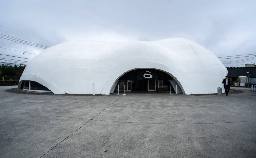 地上に浮かぶ雲！！建築家・保坂猛によある「ほうとう不動・東恋路店」で富士山とほうとうを満喫する