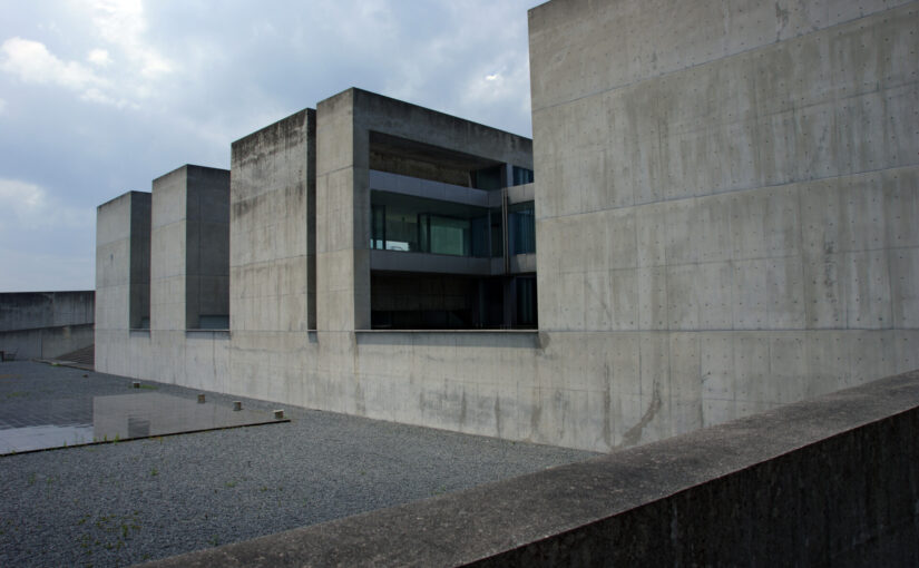 建築家・高松伸のポストモダン建築や菊竹清訓のメタボリズム建築など、鳥取県の建築7選。