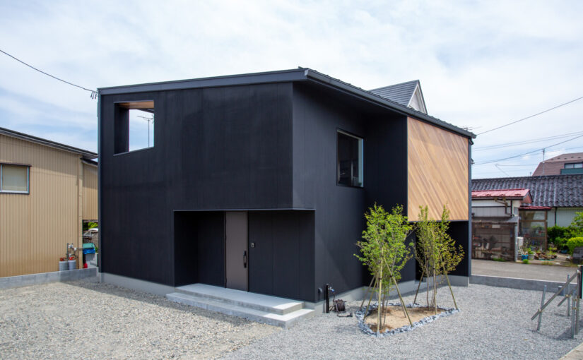 街角に佇む黒の美邸。都市の喧騒を包み込む、静と光の住まい「『常識』の外側へ」