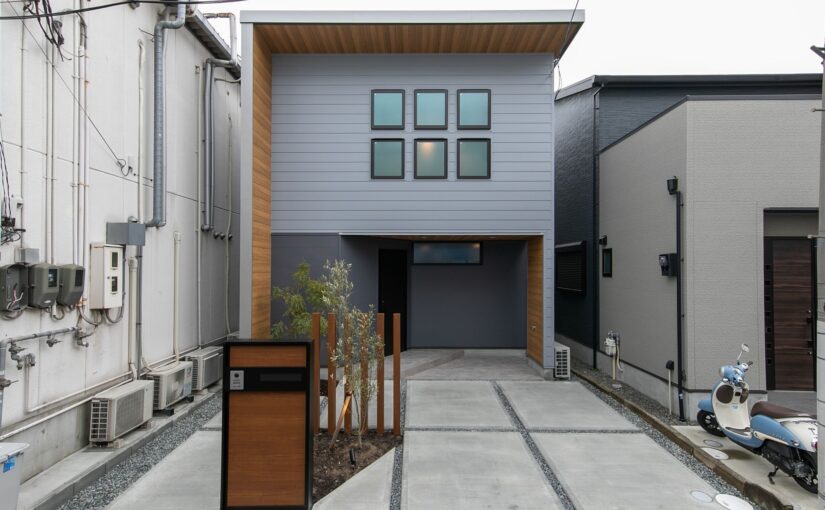 素材で切り替える、建築家が手がけた寛げるリビングは住み手に優しいメリハリのある住まい