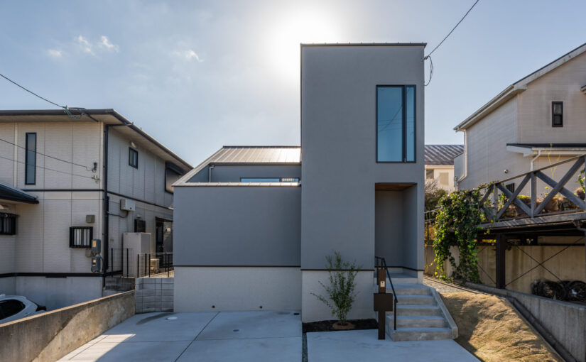 周囲の街並みに溶け込む外観を持つ、建築家が手がける静けさに包まれた安らぎの住まい
