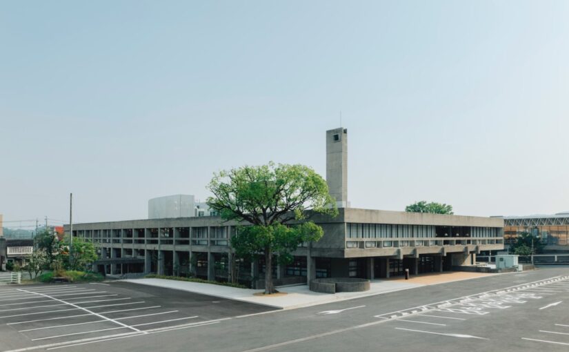 三重県伊賀市にある坂倉準三の名建築・旧上野市庁舎を再生したホテル「泊船」が開業