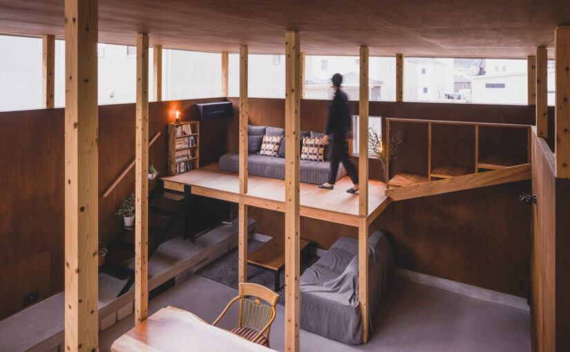 壁と柱が織りなす風景。建築家・五十嵐理人が描く“閉じつつ開く”二世帯住宅「柱群の家」