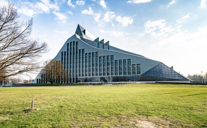 天空へ伸びる「光の城」建築家グンナー・ビルケルツが祖国に捧げた建築「ラトビア国立図書館（NLL）」