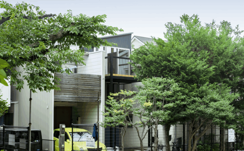 MIDWによる都市の中に開く木造のトンネル──街と繋がる「深沢の住宅」