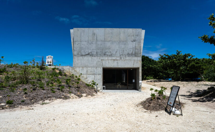建築デザイナー・大城健作による与論島に誕生した「Muuru（ムール）」は、島の光を刻むブルータリズム的な建築。