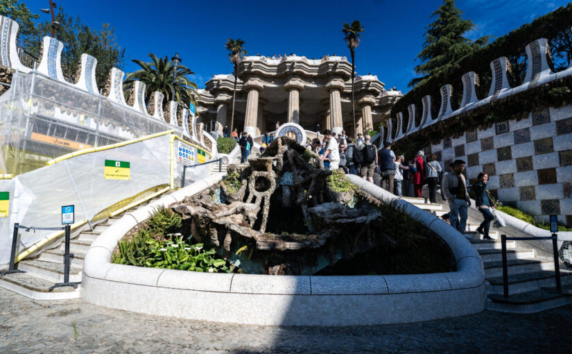 色彩と曲線が踊る夢の庭園。アントニ・ガウディがバルセロナに遺した「グエル公園」の魔法