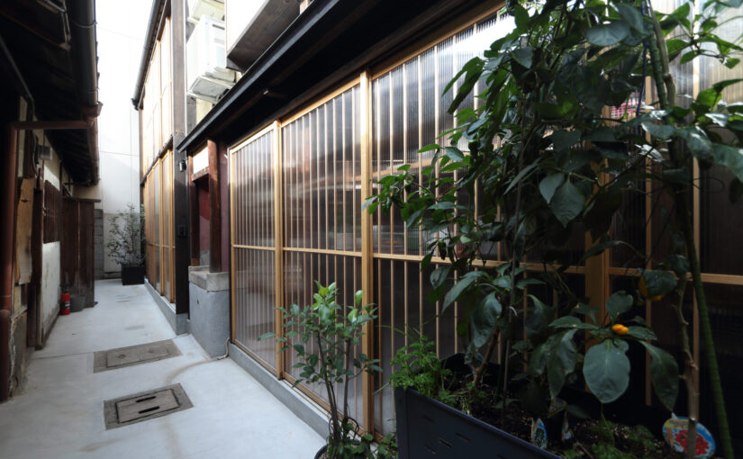 路地と街をつなぐファサードデザイン ― MIDWによる「和泉の長屋改修」