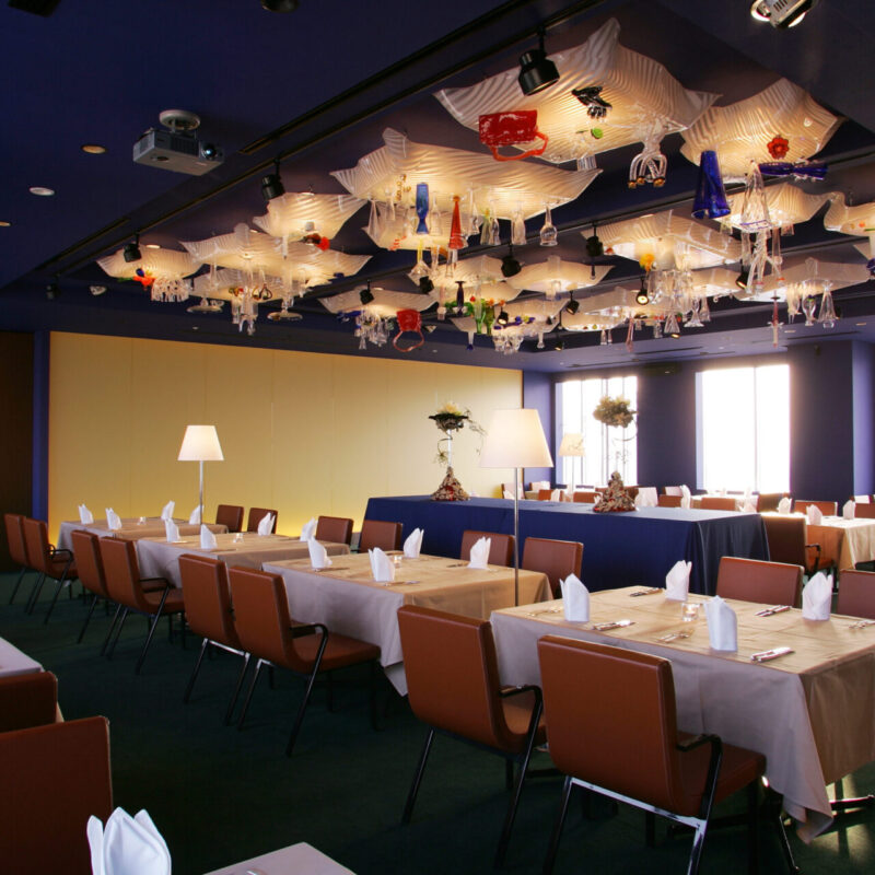 「MOON GLOW（ムーングロー）」の天井装飾