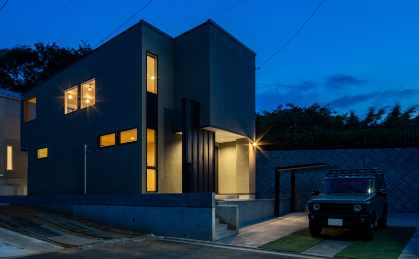 建築家が丁寧に設計した吹き抜けのある明るい暮らしで、家族のつながりを育む住まい