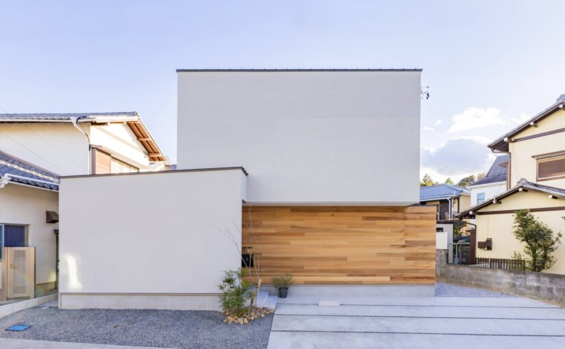 住宅密集地でも光が満ちる、建築家が丁寧にデザインした中庭と吹き抜けのある住まい