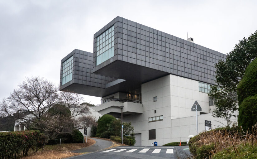 天空に架かる”二本の腕”、磯崎新が北九州に刻んだ傑作「北九州市立美術館」