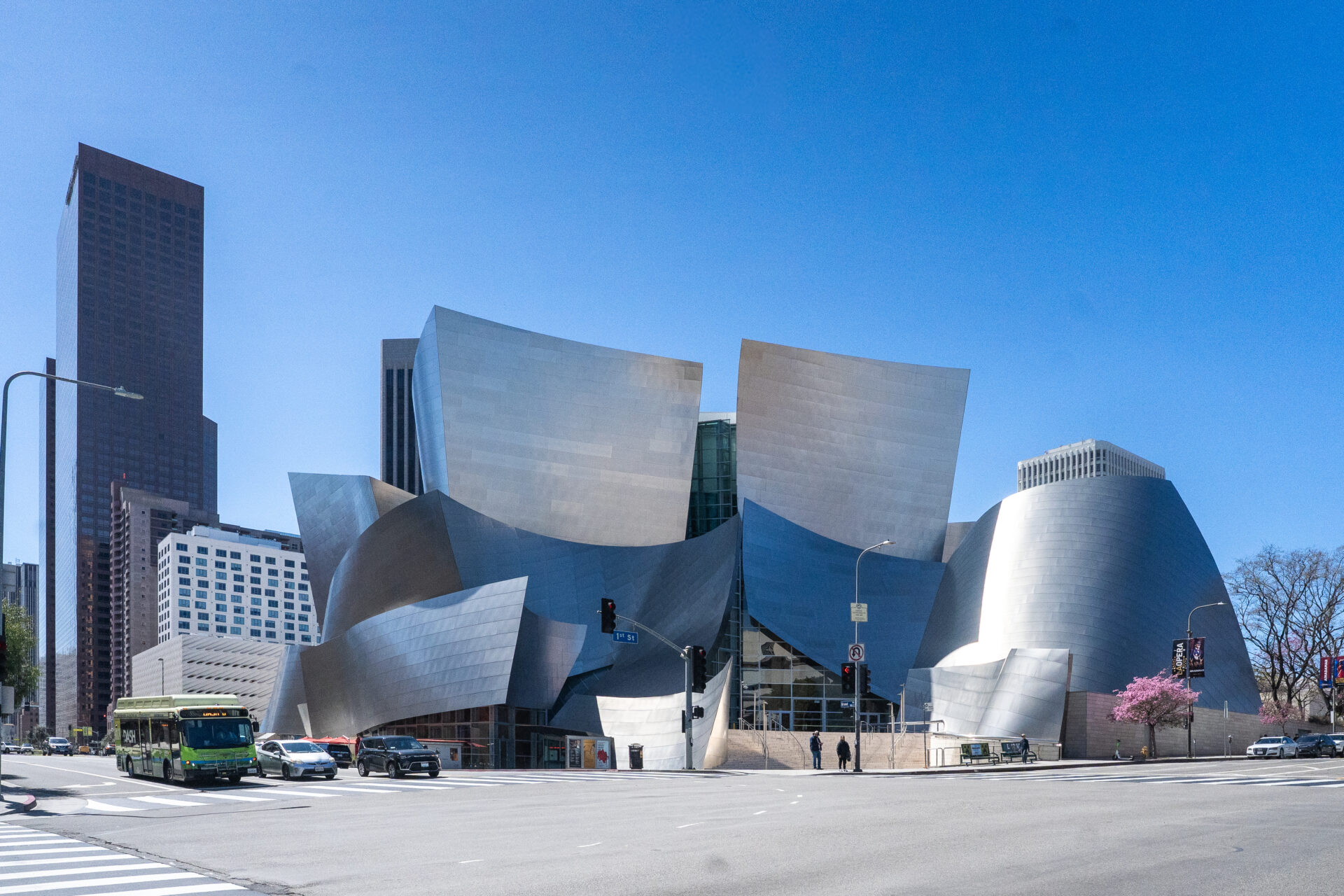 フランク・O・ゲーリーの衝撃的建築「ウォルト・ディズニー・コンサートホール」