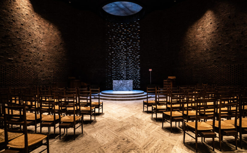 光と水が織りなす内省の空間「MITチャペル」エーロ・サーリネンがMITに創造した、静寂なる円筒形の聖域