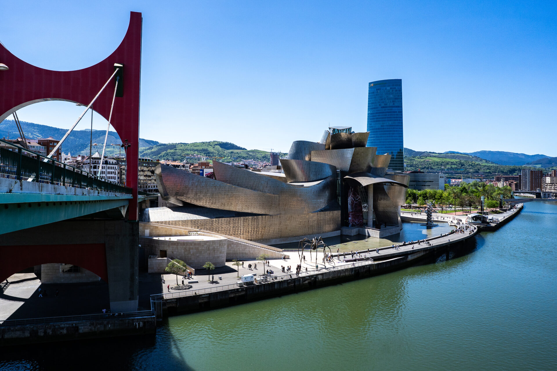 最も賞賛されるべき現代建築の一つ。フランク・O・ゲーリー設計の「グッゲンハイム・ビルバオ」