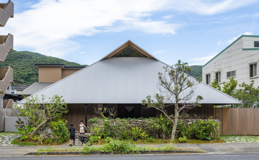 建築家・酒井一徳の自邸「奄美大島の家」は、奄美の風土を都市の暮らしに編み込む家